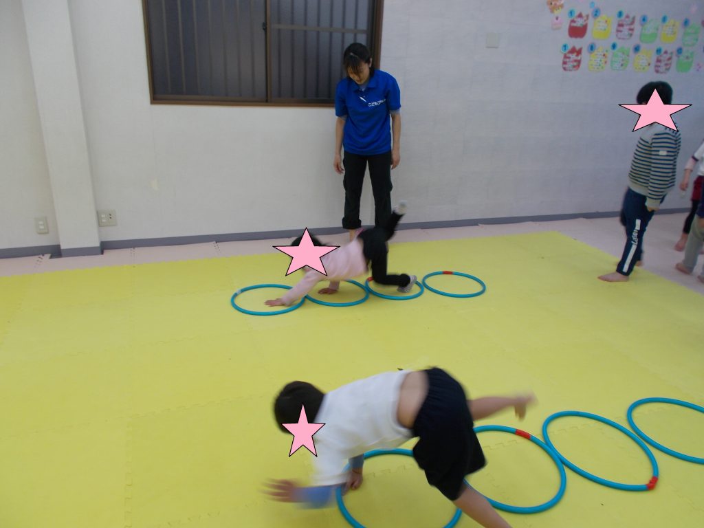 フープ片足クマ☆くもの巣反転ジャンプ | 千葉県市川市の放課後等デイサービス 運動療育こどもプラス行徳教室